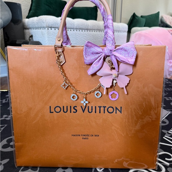 Louis Vuitton Handbags - 🩷🩷Louis Vuitton XL Gift Bag Tote🩷🩷